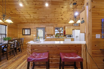 Gorgeous Spacious Log Cabin with Hot Tub Surrounded by Trees and Close to Broken Bow Lake in Hochatown, Oklahoma - Hochatown, Oklahoma - glamping.directory