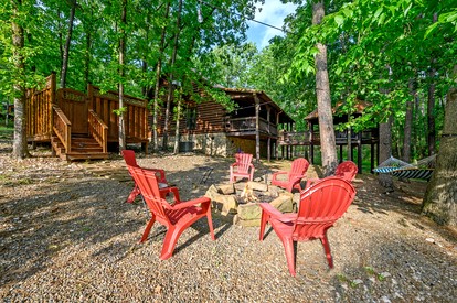Gorgeous Spacious Log Cabin with Hot Tub Surrounded by Trees and Close to Broken Bow Lake in Hochatown, Oklahoma - Hochatown, Oklahoma - glamping.directory