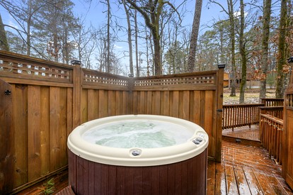 Gorgeous Spacious Log Cabin with Hot Tub Surrounded by Trees and Close to Broken Bow Lake in Hochatown, Oklahoma - Hochatown, Oklahoma - glamping.directory