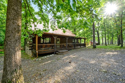 Gorgeous Spacious Log Cabin with Hot Tub Surrounded by Trees and Close to Broken Bow Lake in Hochatown, Oklahoma - Hochatown, Oklahoma - glamping.directory