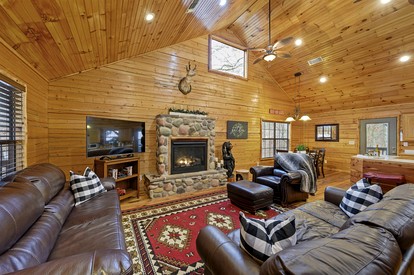 Gorgeous Spacious Log Cabin with Hot Tub Surrounded by Trees and Close to Broken Bow Lake in Hochatown, Oklahoma - Hochatown, Oklahoma - glamping.directory