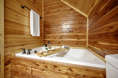 Gorgeous Spacious Log Cabin with Hot Tub Surrounded by Trees and Close to Broken Bow Lake in Hochatown, Oklahoma - Hochatown, Oklahoma - glamping.directory