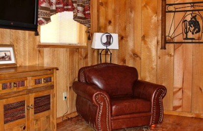 Rustic Log Retreat near Kaibab National Forest in Williams, Arizona - Williams, Arizona - glamping.directory