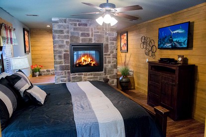 Luxury Glamping in Gatlinburg with Hot Tub and Home Cinema for Fun-Filled Escapes to Tennessee - Gatlinburg, Tennessee - glamping.directory