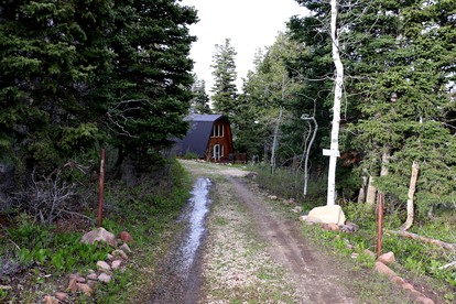 Cozy Secluded Log Cabin with Scenic Mountain Views near Park City, Utah - Coalville, Utah - glamping.directory