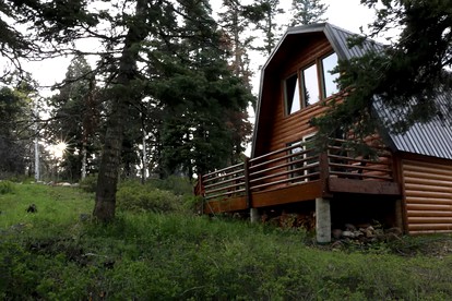 Cozy Secluded Log Cabin with Scenic Mountain Views near Park City, Utah - Coalville, Utah - glamping.directory