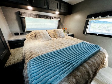 Spacious Camper on a Llama Rescue Ranch with Stunning Views near Questa, New Mexico - Questa, New Mexico - glamping.directory