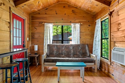 Wonderful Secluded Cabin with Hot-tub in Sevierville, Tennessee - glamping.directory