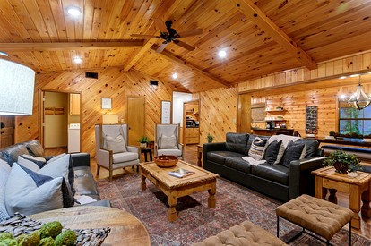 Creekside Cabin Perfect for Family Getaways in Broken Bow, Oklahoma - Broken Bow, Oklahoma - glamping.directory