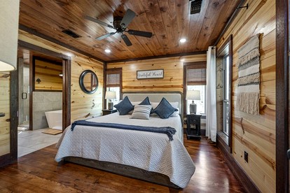 Creekside Cabin Perfect for Family Getaways in Broken Bow, Oklahoma - Broken Bow, Oklahoma - glamping.directory