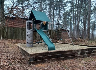 Creekside Cabin Perfect for Family Getaways in Broken Bow, Oklahoma - Broken Bow, Oklahoma - glamping.directory