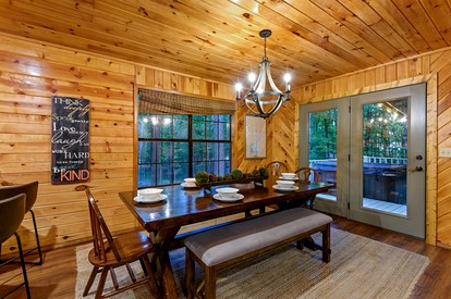 Creekside Cabin Perfect for Family Getaways in Broken Bow, Oklahoma - Broken Bow, Oklahoma - glamping.directory