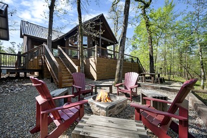 Creekside Cabin Perfect for Family Getaways in Broken Bow, Oklahoma - Broken Bow, Oklahoma - glamping.directory