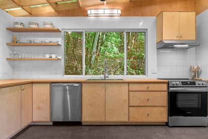 Vintage Airstream Retreat with Private Deck & Outdoor Shower in Delancey, New York - Delancey, New York - glamping.directory