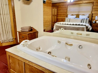 Real Private Cabin with Idyllic for a Secluded Romantic Getaway in Arkansas - Eureka Springs, Arkansas - glamping.directory