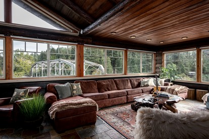 Beautifully Unique Cabin with Jacuzzi, Pool and Enormous Interior in Forestville, California - Forestville, California - glamping.directory