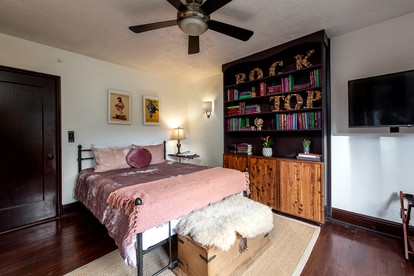 Beautifully Unique Cabin with Jacuzzi, Pool and Enormous Interior in Forestville, California - Forestville, California - glamping.directory