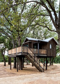Treehouse in Waco, Texas for Romantic Glamping Escapes - Elm Mott, Texas - glamping.directory