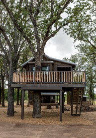 Treehouse in Waco, Texas for Romantic Glamping Escapes - Elm Mott, Texas - glamping.directory