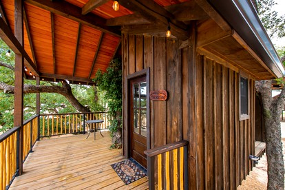 Treehouse in Waco, Texas for Romantic Glamping Escapes - glamping.directory