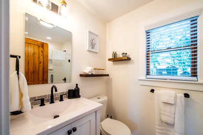 Treehouse in Waco, Texas for Romantic Glamping Escapes - Elm Mott, Texas - glamping.directory