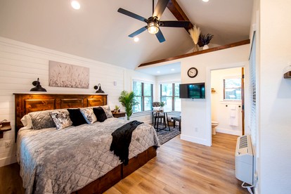 Treehouse in Waco, Texas for Romantic Glamping Escapes - Elm Mott, Texas - glamping.directory