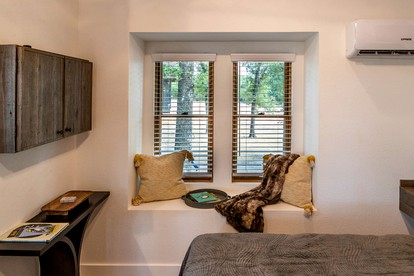 Treehouse in Waco, Texas for Romantic Glamping Escapes - Elm Mott, Texas - glamping.directory