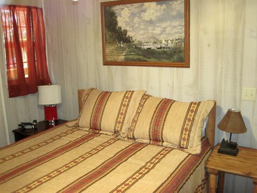 Charming Cabin Rental in the Woods along Lake Caddo in Texas - Jefferson, Texas - glamping.directory