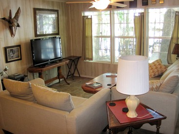 Charming Cabin Rental in the Woods along Lake Caddo in Texas - Jefferson, Texas - glamping.directory