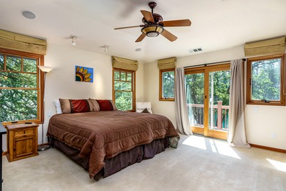 Lakefront Cabin with Private Dock, Pool, Tennis Court and Balcony in Groveland, California - Groveland, California - glamping.directory