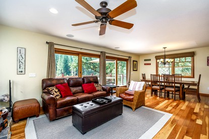 Lakefront Cabin with Private Dock, Pool, Tennis Court and Balcony in Groveland, California - Groveland, California - glamping.directory