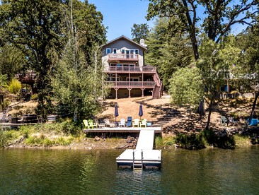 Lakefront Cabin with Private Dock, Pool, Tennis Court and Balcony in Groveland, California - Groveland, California - glamping.directory