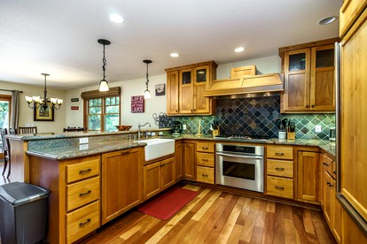 Lakefront Cabin with Private Dock, Pool, Tennis Court and Balcony in Groveland, California - Groveland, California - glamping.directory