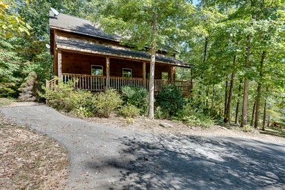 Incredible Mountain Cabin for Family Getaways with Hot Tub and Game Room near Pigeon Forge Parkway, Tennessee - Sevierville, Tennessee - glamping.directory