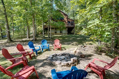 Incredible Mountain Cabin for Family Getaways with Hot Tub and Game Room near Pigeon Forge Parkway, Tennessee - Sevierville, Tennessee - glamping.directory
