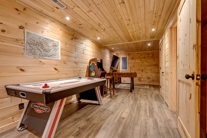Incredible Mountain Cabin for Family Getaways with Hot Tub and Game Room near Pigeon Forge Parkway, Tennessee - Sevierville, Tennessee - glamping.directory