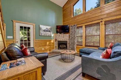 Incredible Mountain Cabin for Family Getaways with Hot Tub and Game Room near Pigeon Forge Parkway, Tennessee - Sevierville, Tennessee - glamping.directory