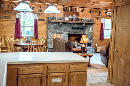 Secluded Wheelchair Accessible Cabin Rental in Jasper, Arkansas - Jasper, Arkansas - glamping.directory