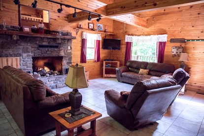 Secluded Wheelchair Accessible Cabin Rental in Jasper, Arkansas - Jasper, Arkansas - glamping.directory