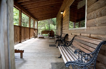 Secluded Wheelchair Accessible Cabin Rental in Jasper, Arkansas - Jasper, Arkansas - glamping.directory
