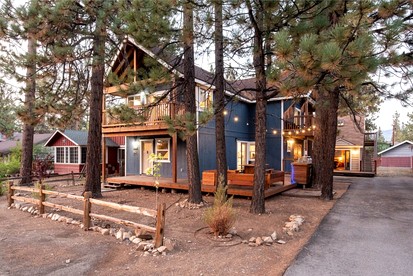 Gorgeous Cabin with Hot-tub, Pool Table and Barbecue in Big Bear Lake, California - glamping.directory