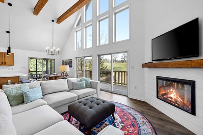 Bright Mountain Cabin with Game Room & Golf Course Views Near Hedgesville, West Virginia - Hedgesville, West Virginia - glamping.directory