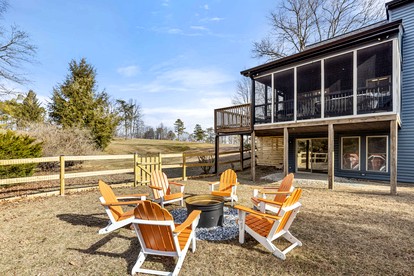 Bright Mountain Cabin with Game Room & Golf Course Views Near Hedgesville, West Virginia - Hedgesville, West Virginia - glamping.directory