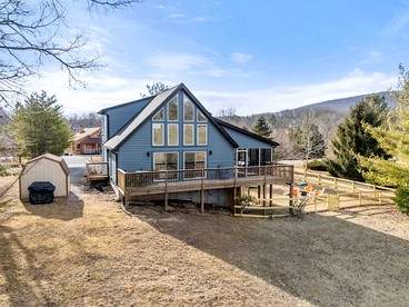 Bright Mountain Cabin with Game Room & Golf Course Views Near Hedgesville, West Virginia - glamping.directory