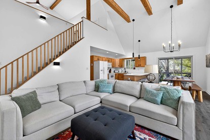 Bright Mountain Cabin with Game Room & Golf Course Views Near Hedgesville, West Virginia - Hedgesville, West Virginia - glamping.directory