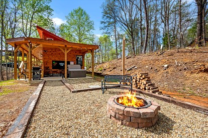 Rustic Cabin near the Great Smoky Mountains, Tennessee - glamping.directory