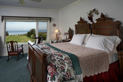 Oceanfront Suite Rental with Jacuzzi near Olympic National Park, Washington - Port Angeles, Washington - glamping.directory