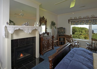 Oceanfront Suite Rental with Jacuzzi near Olympic National Park, Washington - Port Angeles, Washington - glamping.directory
