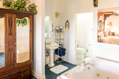 Oceanfront Suite Rental with Jacuzzi near Olympic National Park, Washington - Port Angeles, Washington - glamping.directory