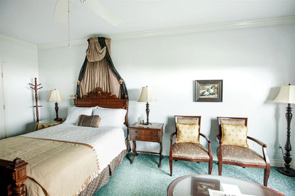 Oceanfront Suite Rental with Jacuzzi near Olympic National Park, Washington - Port Angeles, Washington - glamping.directory